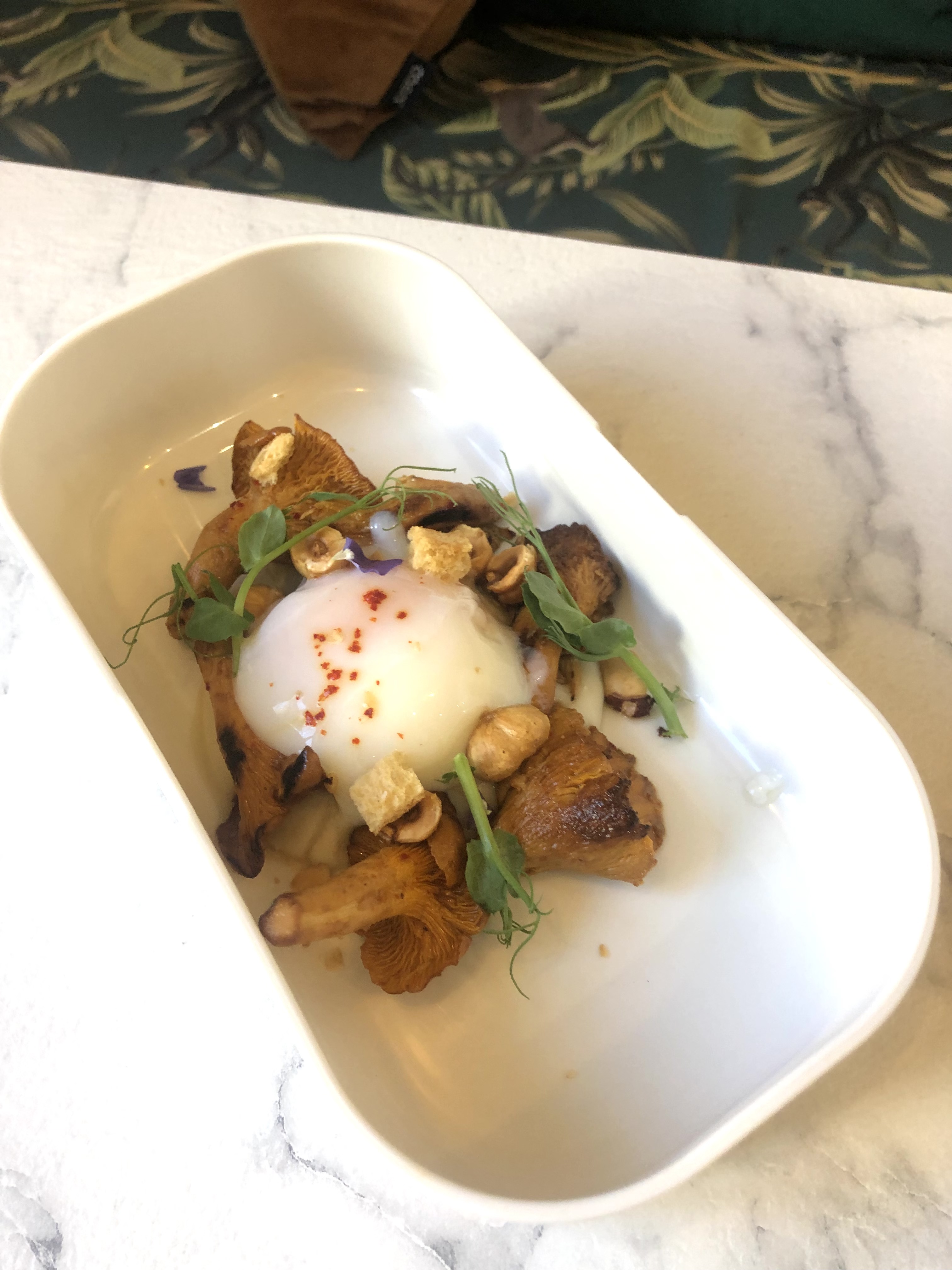 Oeuf 64° / topinambour / girolles / noisettes