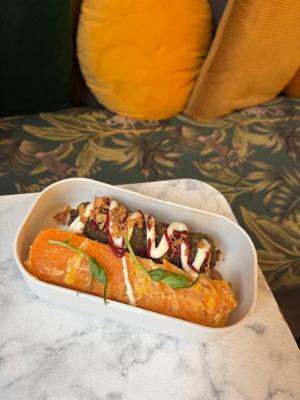 Saucisse végétarienne maison / gratin de patate douces / ketchup de betteraves / crème de morbier / oignons frits