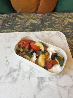 Galettes de courgettes et polenta / olives noires / tomates rôties / stracciatella
