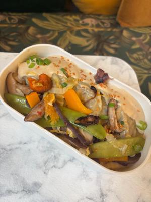 Ravioles VG / protéine vg / farce aux légumes / riz sauté / cajou / sauce sésame soja