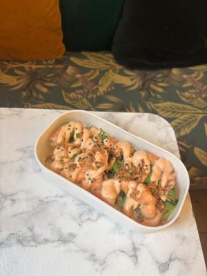 Crevettes sautées ail / soja / gingembre / riz / pok choï au miso / bisque 