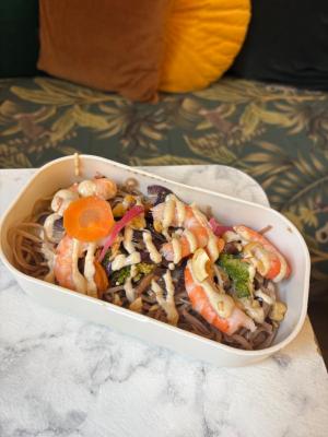 Wok de crevettes / nouilles de sarrasin / légumes croquants / cajou