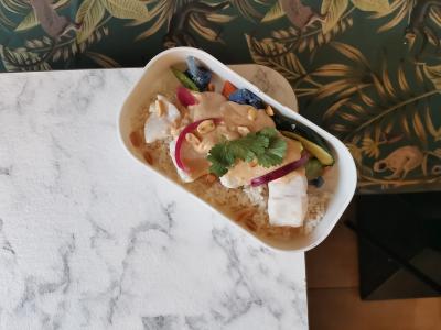 Cabillaud / sauce satay / riz / légumes sautés / coriandre