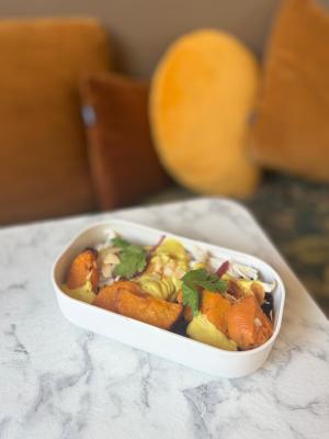 Effeuillé de raie au curry / amandes / patate douce / coriandre / riz noir