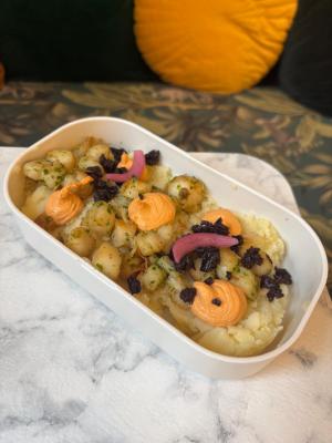 Pétoncles sautés / persillade / olives noires / écrasé de Pomme de terre / chorizo