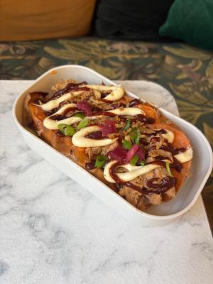 Pulled pork / patate douce / crème vieux gouda / BBQ / oignons frits