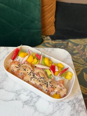 Poke bowl saumon / riz vinaigré / avocats / mangue / radis / sauce cumbawa