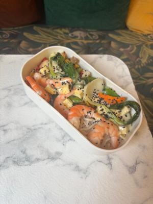 Sauté de crevettes au sésame / pak choi / nouilles de riz / omelette