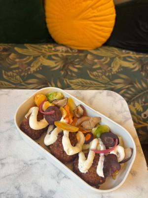 Croquettes de sarrasin & patate douce / légumes d’hiver rôtis / crème d’osso Iraty