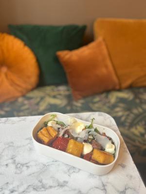 Tartare de veau / tomates séchées / basilic / parmesan / panisse