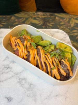 Tataki de boeuf / riz crispy / avocats / spicy mayo 