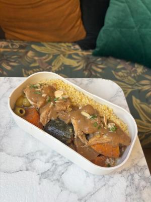 Tajine de poulet / olives vertes / citron confit / boulgour / légumes fondants