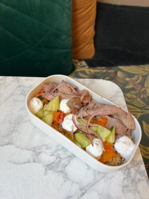Gigot d'agneau à la méditerranéenne / yahourt / concombres / taboulé