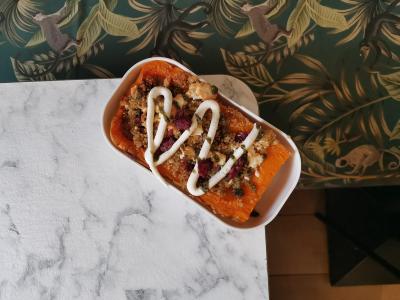 Butternut farci / quinoa / feta / cranberries / romarin